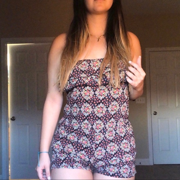 🌸FLORAL STRAPLESS ROMPER🌸 - Picture 1 of 1